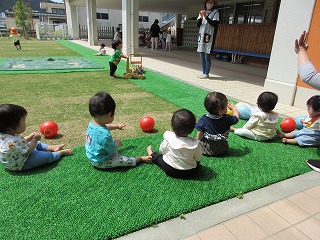 園庭で遊ぶ園児